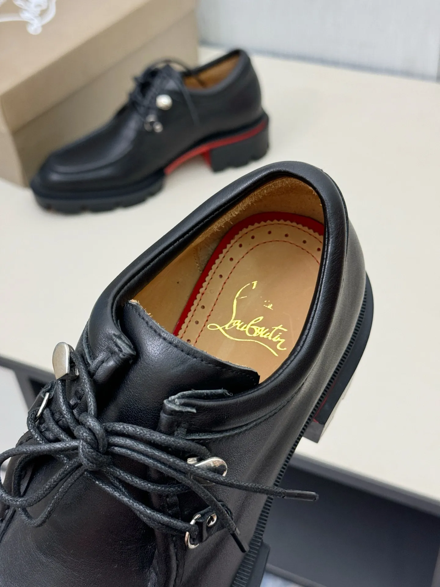[CL～High-end men’s red-soled shoes] Top P: 880💰. Size: 39-44 (38.45.46 can be customized) 🆑Top original order purchasing agent Imported open-edge bead fabric and water-dyed cowhide inside 🉑️ Imported TPU rubber sole, wear-resistant and non-slip, full of European style.